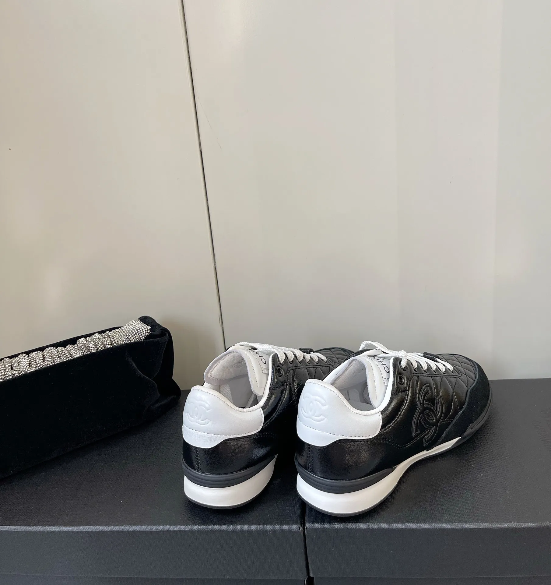 👟👟Ex-factory price 520👟👟 Women's shoes Women's clothing Women's shoes Women's clothing 𝐂𝐇𝐀𝐍𝐄𝐋 Chanel's latest rhombus sports sneakers new color white shoes✔️ Full cowhide leather The new color fabric adds many elements to make it look very delicate. You can make your legs look longer after wearing them. Authentic counter replica It can be said that it is really super good on the feet! Size: 35-40 original packaging